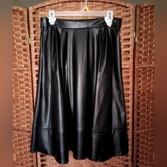 ELEGANT BLACK VEGAN LEATHER KNEE-LENGTH SKIRT-(NEW) - Picture 5 of 8